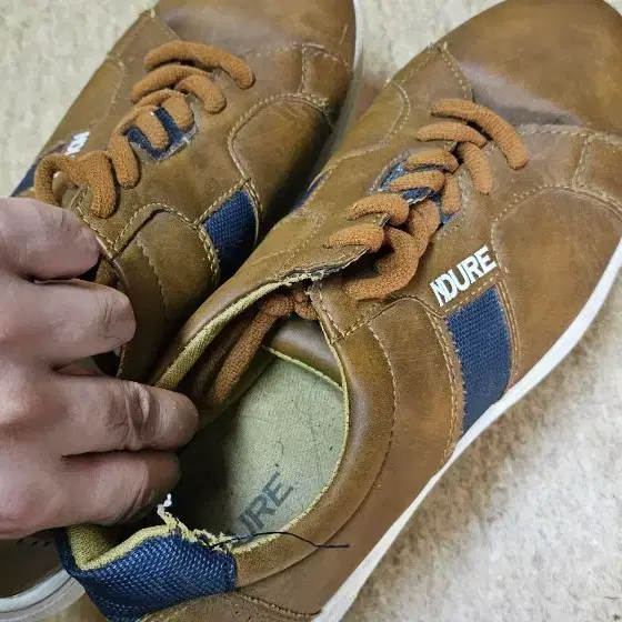 아두레 남성 스니커즈 브라운
