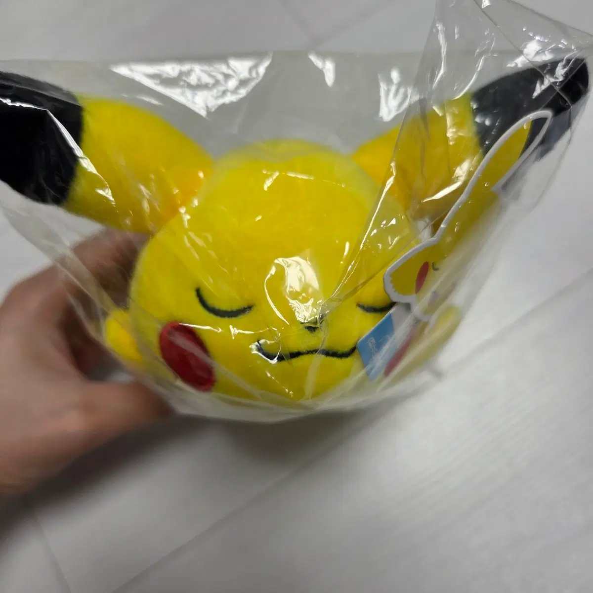 누워있는 피카츄 인형