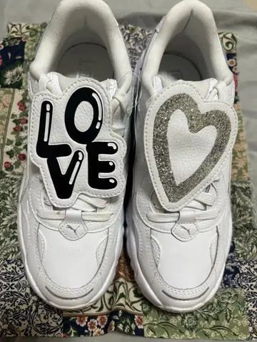 PUMA 통굽 스니커즈 화이트 Love 하트