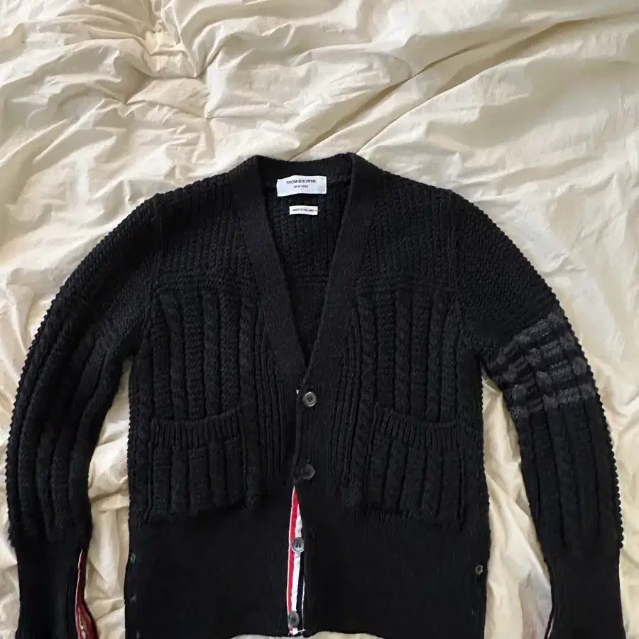 톰브라운 Aran Cable Knit V-Neck Cardigan (아란 케이블 브이넥 가디건)