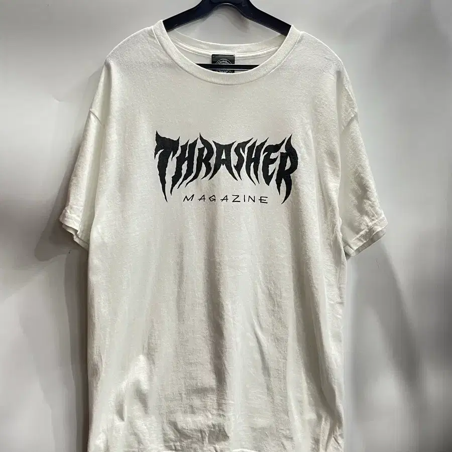 [L] 트래셔(THRASHER) 화이트 로고 반팔 티셔츠 1.8