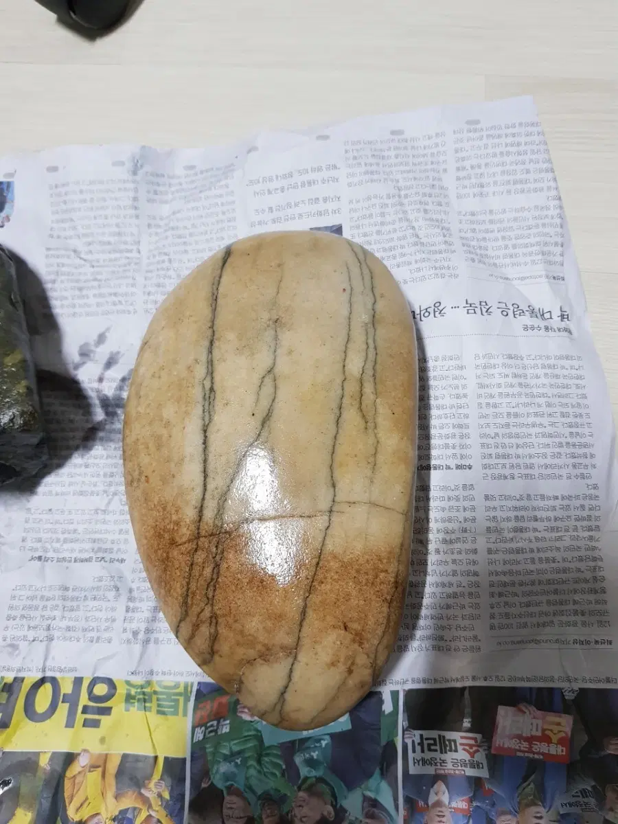모양이미식축구공같은백색수석