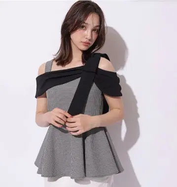 주말 리랜드트루 오프숄더 리본 페플럼 상의
