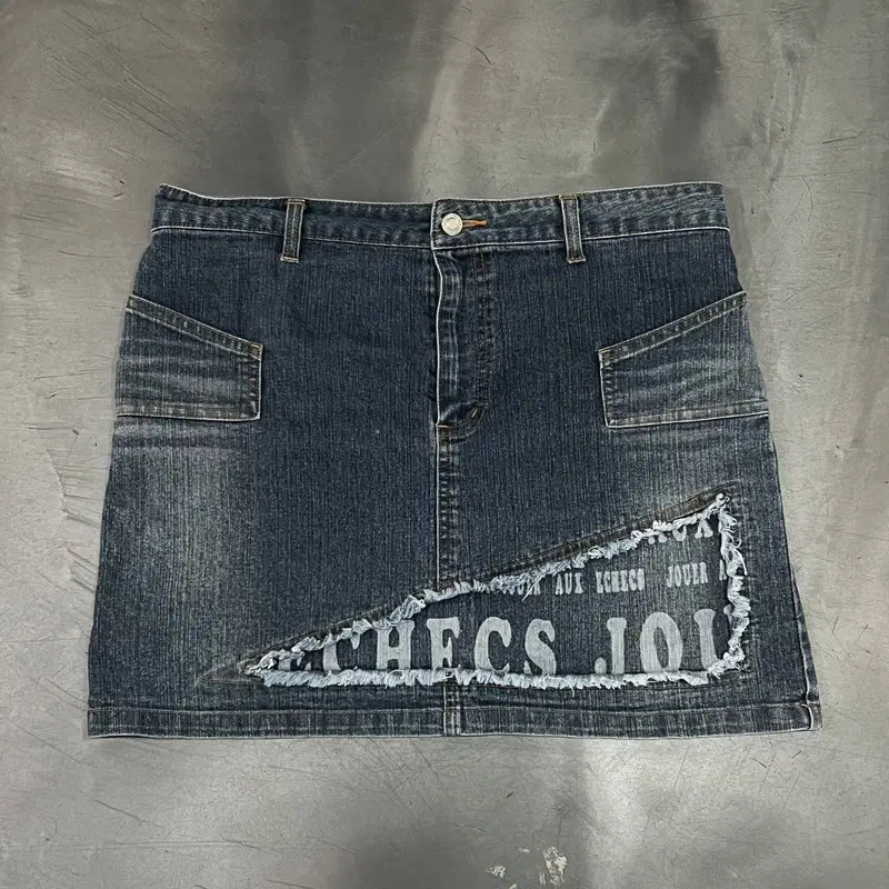 Jouer aux echecs 커팅 로고 숏 데님스커트  y18509