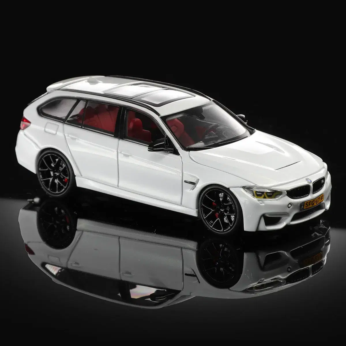 1:64 MORTAL BMW M3 CS 투어링 (F81)