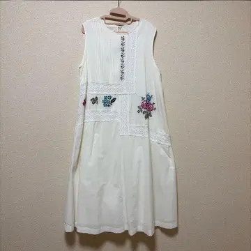 L ene 꽃무늬 자수 레이스 절개 슬리브리스 원피스 화이트