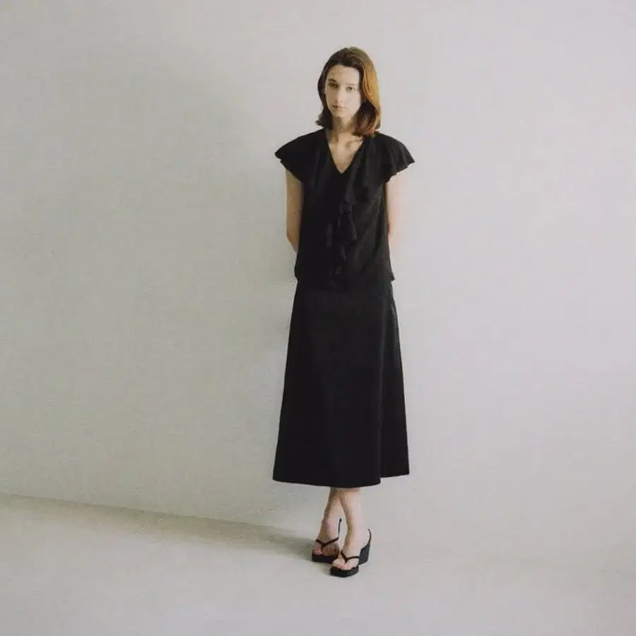 엘로주 아델 러플 블라우스      Adele Ruffle Blouse