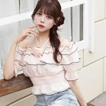 [ 벨 샤르메 ] 로즈 코르사주 프릴 블라우스
