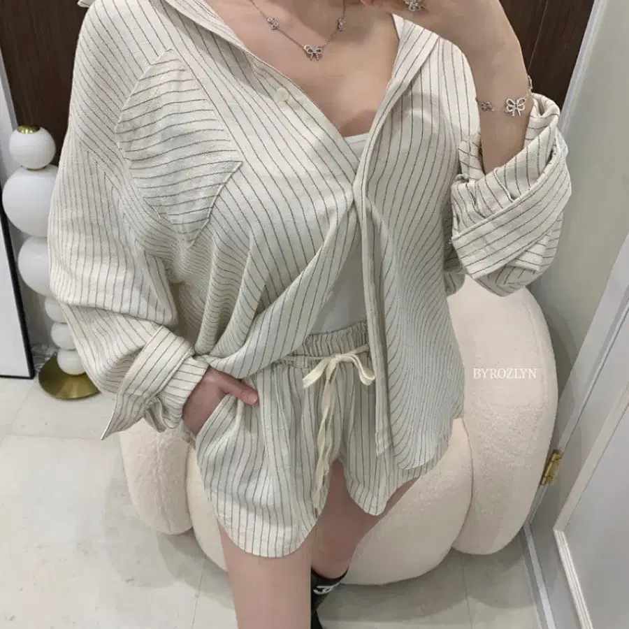 (새상품) 화이트 린넨 스트라이프 패턴 오버 루즈 셔츠