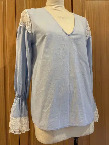 [새상품급] ZARA 라이트 블루 V넥 레이스 장식 긴팔 블라우스