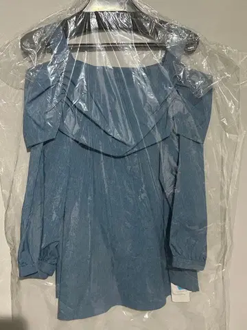 오프숄더 블라우스