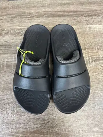 미사용 새상품 OOFOS 24cm 블랙 리커버리 샌들 OOAHH