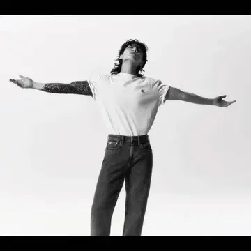 BTS 정국 모델 착용 캘빈클라인 남성용 T셔츠 사이즈 L