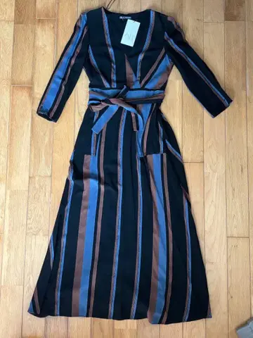 ZARA 스트라이프 패턴 V넥 원피스 긴팔 S 사이즈
