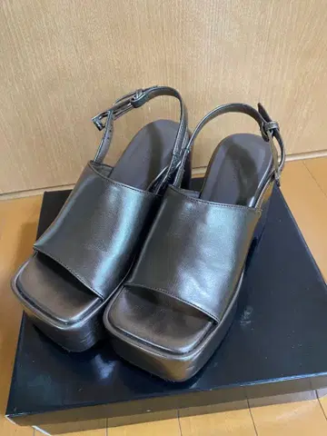 무루아 MURUA 통굽 플랫폼 샌들 메탈릭 브라운