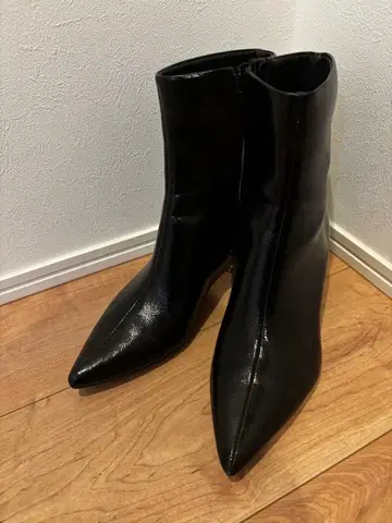 [ 새상품급 ] ZARA 블랙 에나멜 조 스틸레토 부티