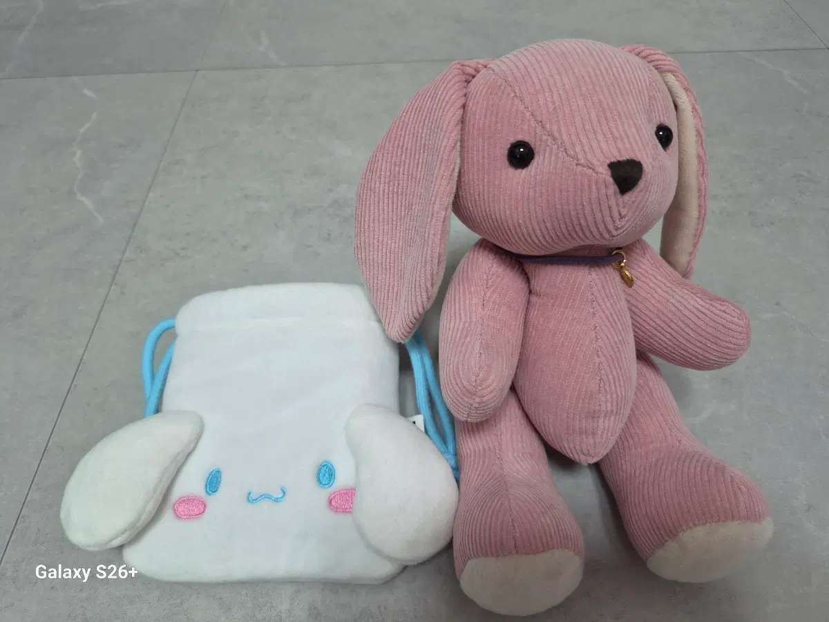 토끼인형과 파우치