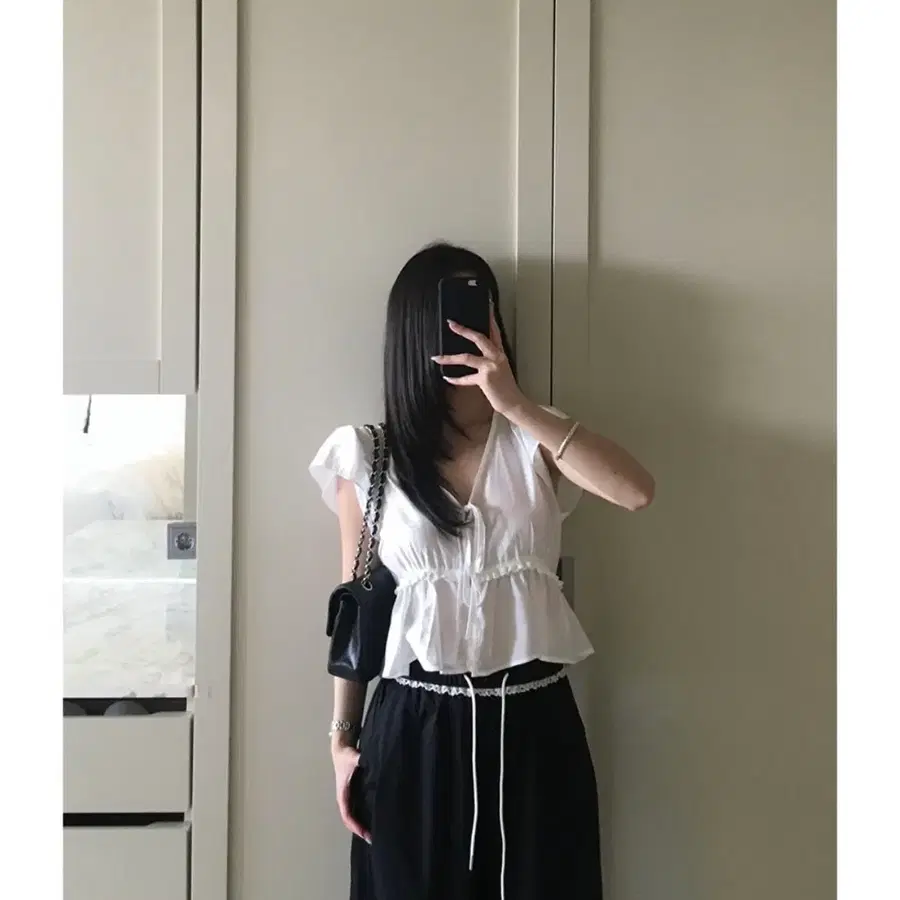 주미엔느 그리핀 브이넥 러플 크롭 블라우스