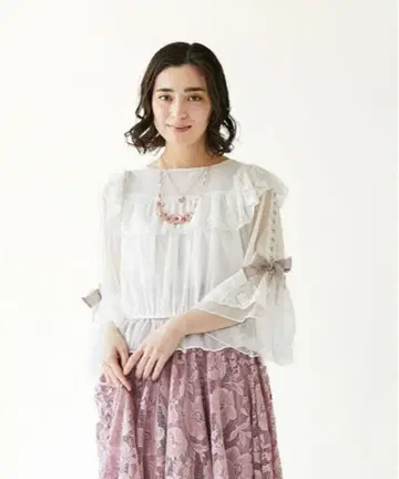 axes femme 파고다 슬리브풍 상의 화이트