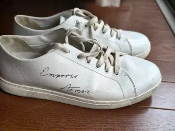 EMPORIO ARMANI의 화이트 스니커즈입니다.