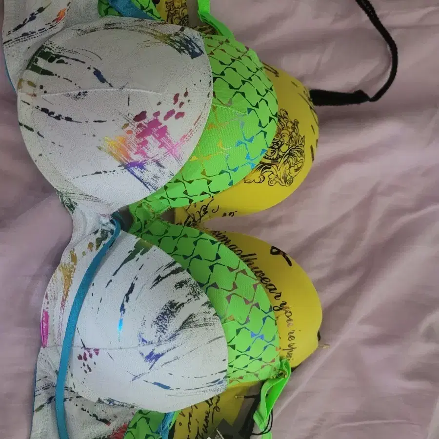 다양한 색상 패턴 브라 세트