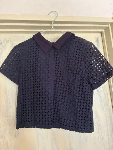 dazzlin 네이비 카라 부착 레이스 반팔 블라우스
