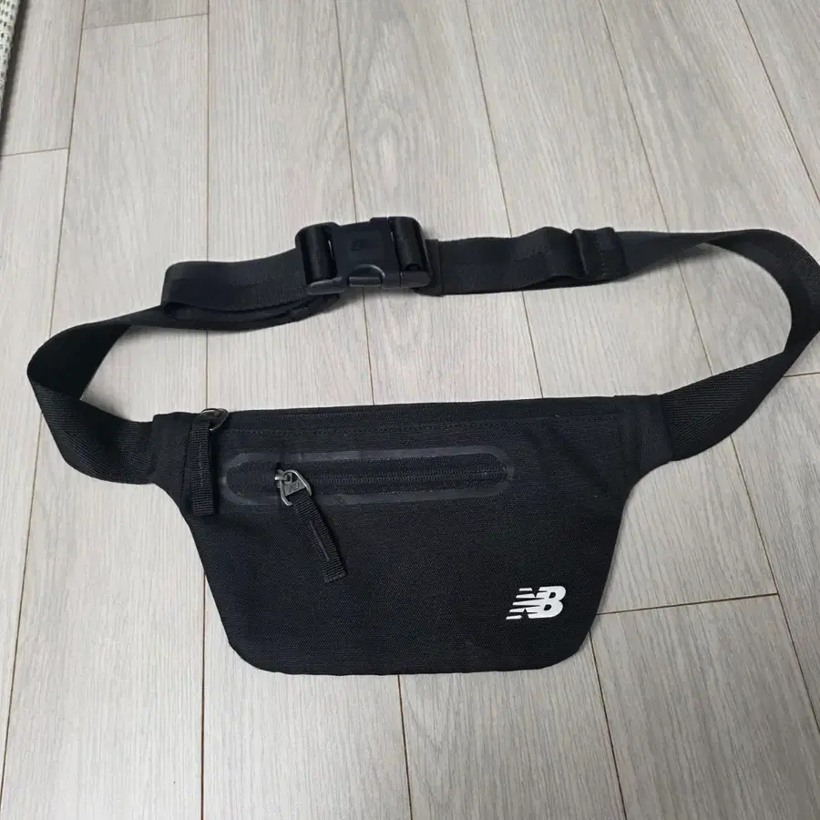 뉴발란스 힙색 블랙