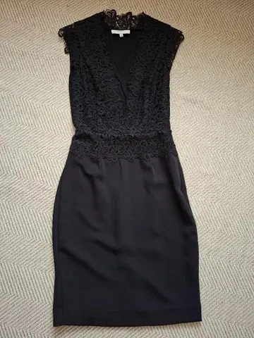 REISS 슬리브리스 무릎 기장 원피스 블랙