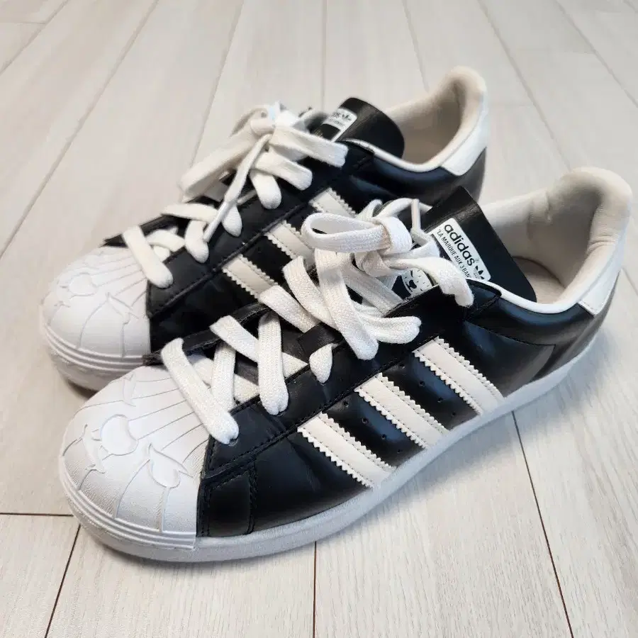 아디다스 스니커즈 슈퍼스타 니고 베어풋 Superstar Nigo Bearfoot 운동화 사이즈240쉘 토(Shell Toe) 부분에 곰 발바닥 모양이 각인되어 있는 것이 특징