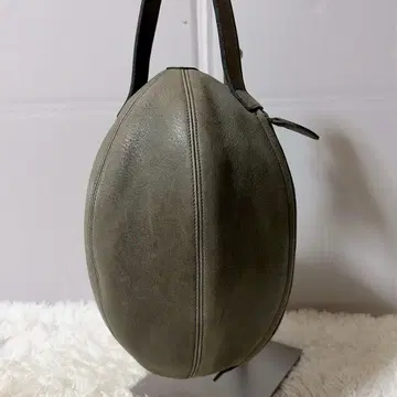 요건 레일 럭비공 입체 형태 가죽 핸드백 카키
