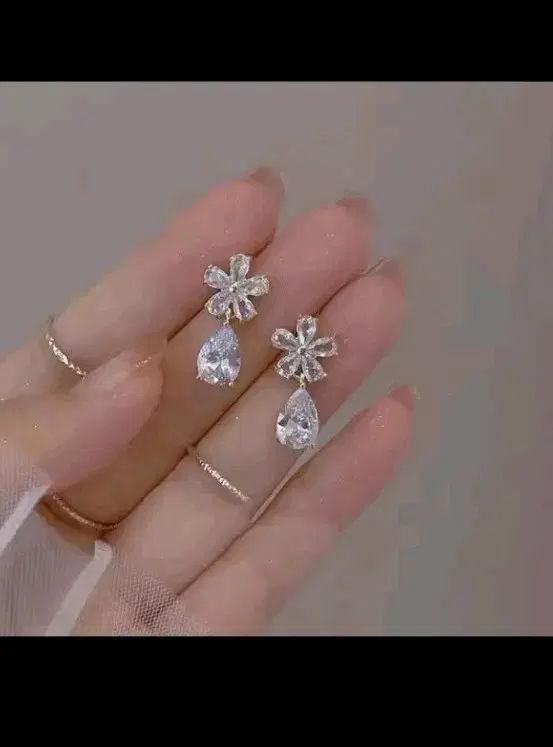 새상품 플라워 드롭 큐빅 귀걸이