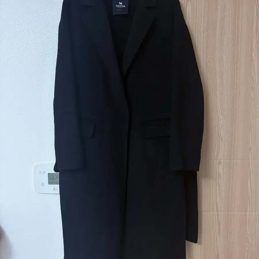 아가타 여성 블랙 코트