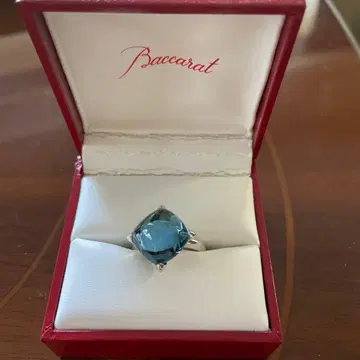 Baccarat 파란 쿠션컷 반지