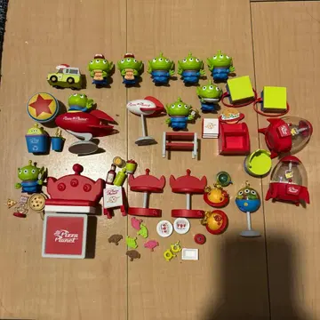 52toys 리틀 그린 맨의 피자 플래닛