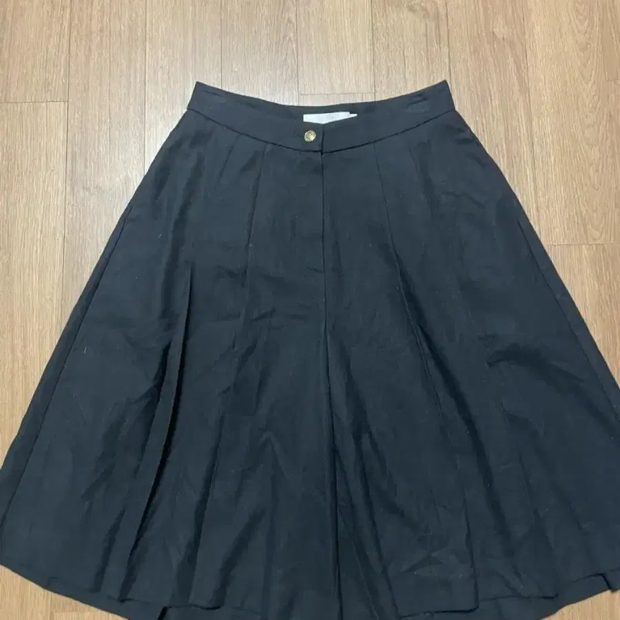 고퀄도매택 proper 프로퍼 버뮤다핀턱팬츠 (wool 재질)