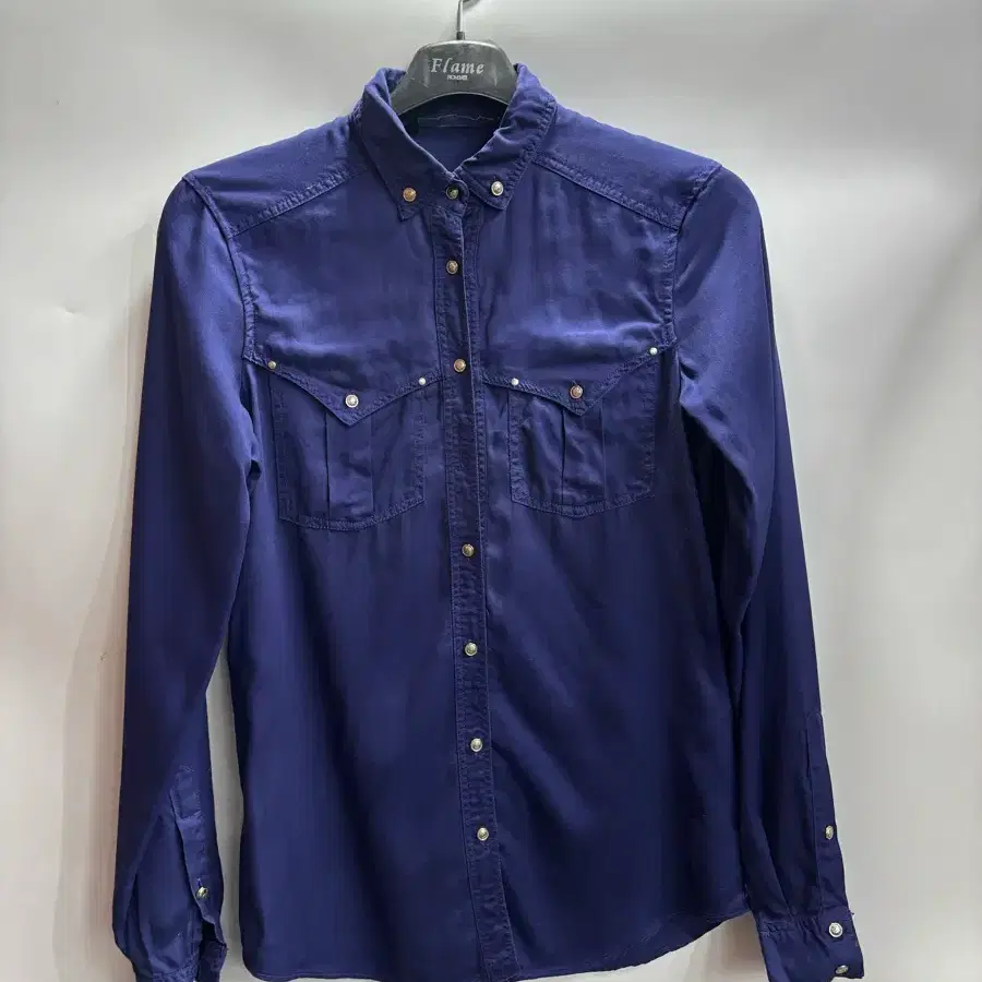 [XS] 자라베이직 ZARA BASIC 네이비 웨스턴 셔츠 2.0  자라베이직(ZARA BASIC) 네이비 컬러 웨스턴 스타일 셔츠입니다. 스냅 버튼 여밈과 양쪽 플랩 포켓, 요크