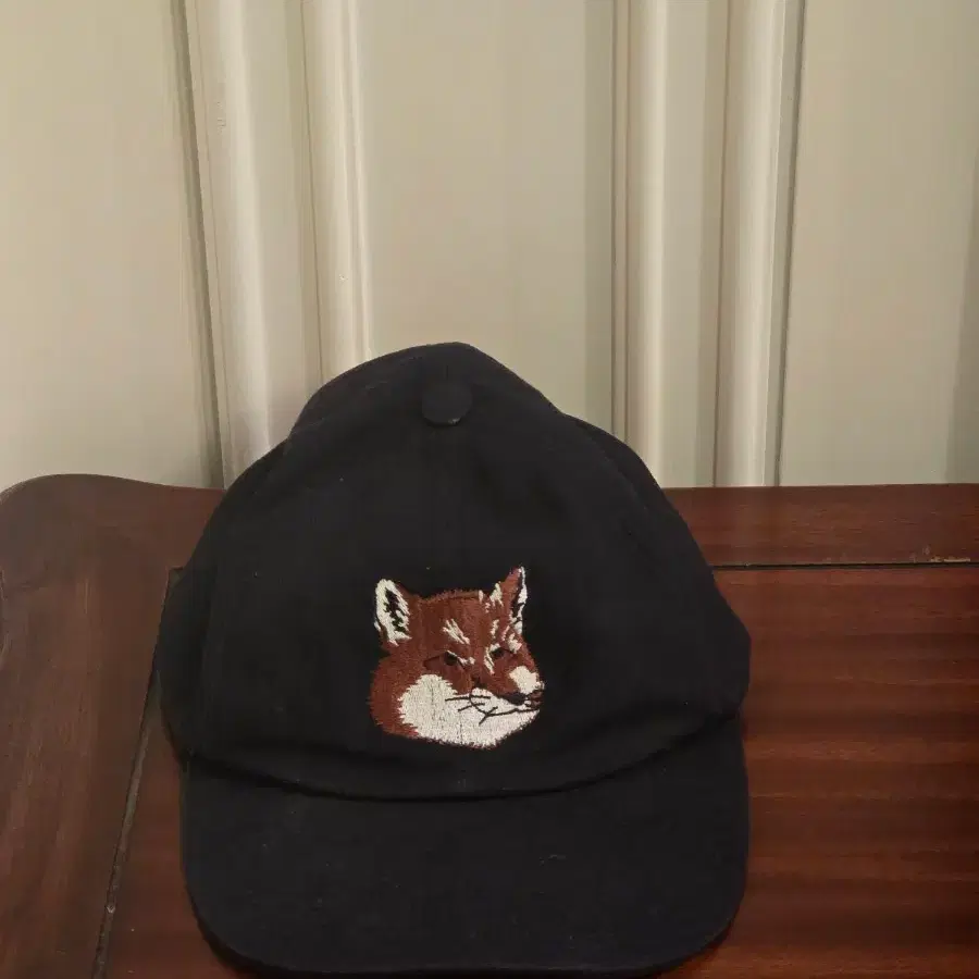메종키츠네 Maison Kitsune 폭스헤드 볼캡 네이비