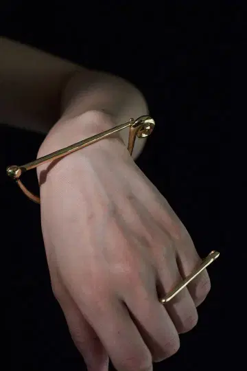 R.alagan 라라간 / FIBULA BANGLE, Gold