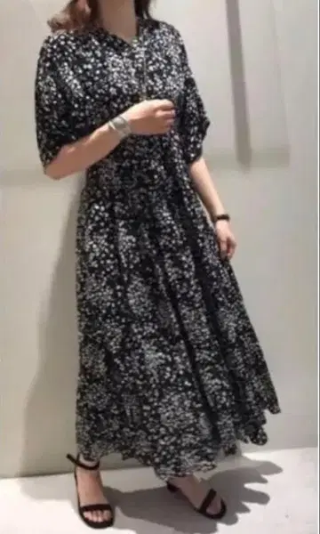 Mila Owen 미니 꽃무늬 롱 원피스 반팔 블랙
