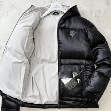거의 미사용 EMPORIO ARMANI 다운 자켓 두툼한 광택감 블랙