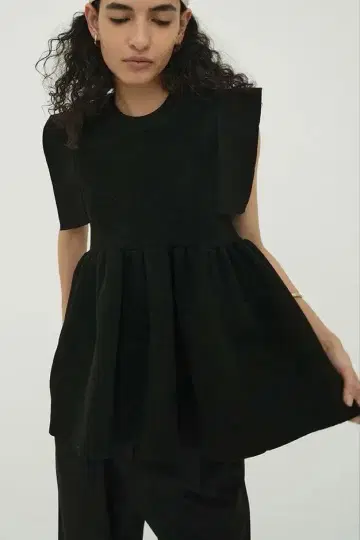 CLANE 스퀘어 슬리브 개더 니트탑 블랙 (1)