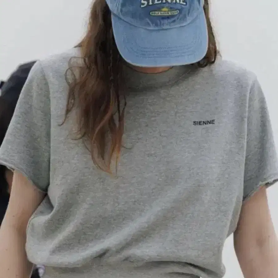 시엔느 컷팅 맨투맨 스웻셔츠