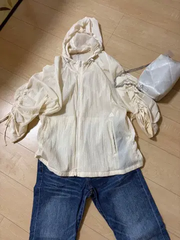 아디다스 마운틴 후드티 화이트