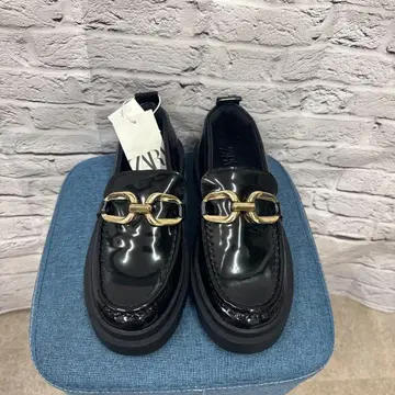 ZARA 골드 체인 포함 페이턴트 로퍼 블랙 37 (B-8)