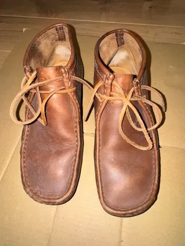 Clarks Originals 가죽 부츠 브라운