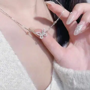 버터플라이 모티브 목걸이 실버 컬러