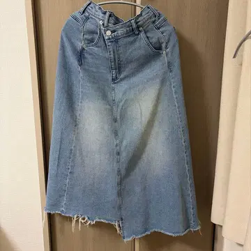 AMERI 비대칭 데님 롱 스커트