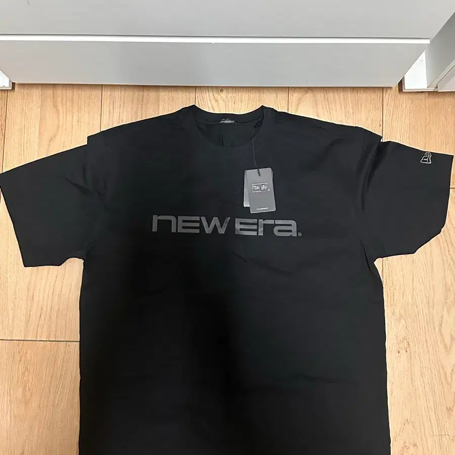 뉴에라 로고 반팔 티셔츠 블랙