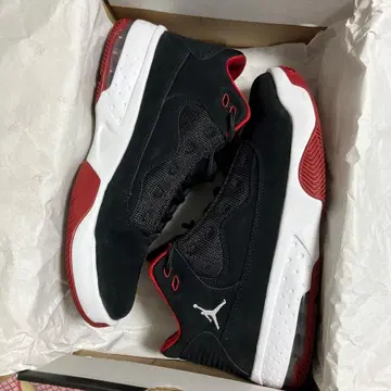 Jordan Max Aura 5 블랙 레드 스니커즈