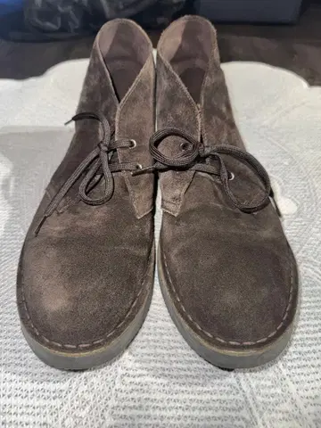 Clarks 처카 부츠 스웨이드 브라운